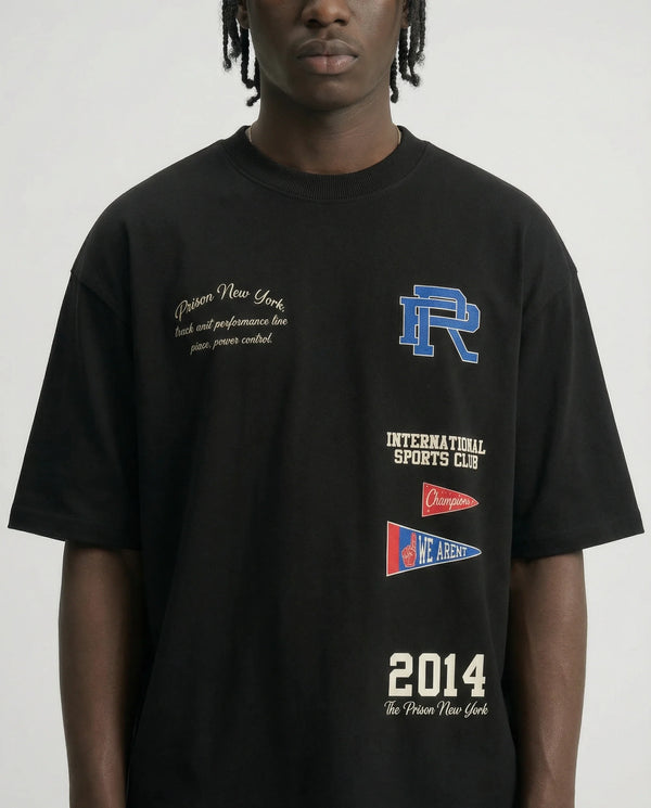 Camiseta oversized International Sports Club preta PRISON® detalhe no modelo