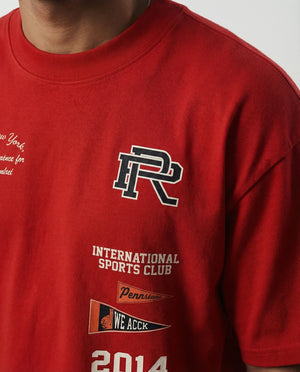 Camiseta oversized International Sports Club vermelha PRISON® detalhe do emblema
