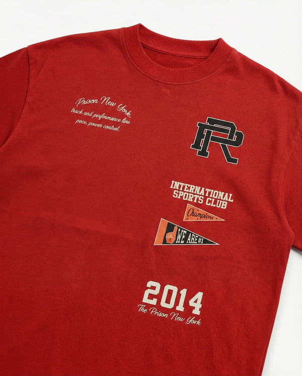 Camiseta oversized International Sports Club vermelha PRISON® detalhe da estampa