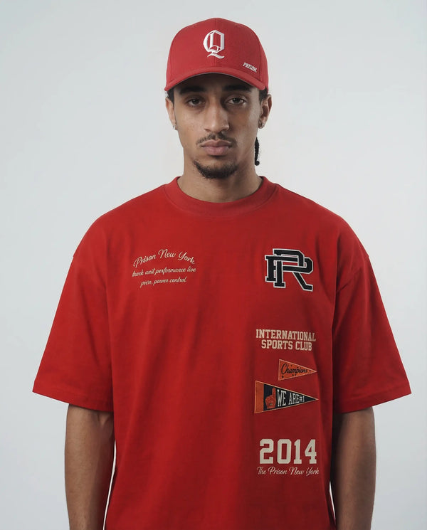 Camiseta oversized International Sports Club vermelha PRISON® no modelo