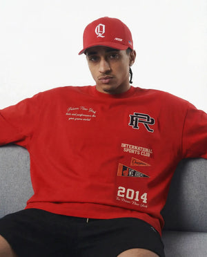 Camiseta oversized International Sports Club vermelha PRISON® no modelo vista frontal