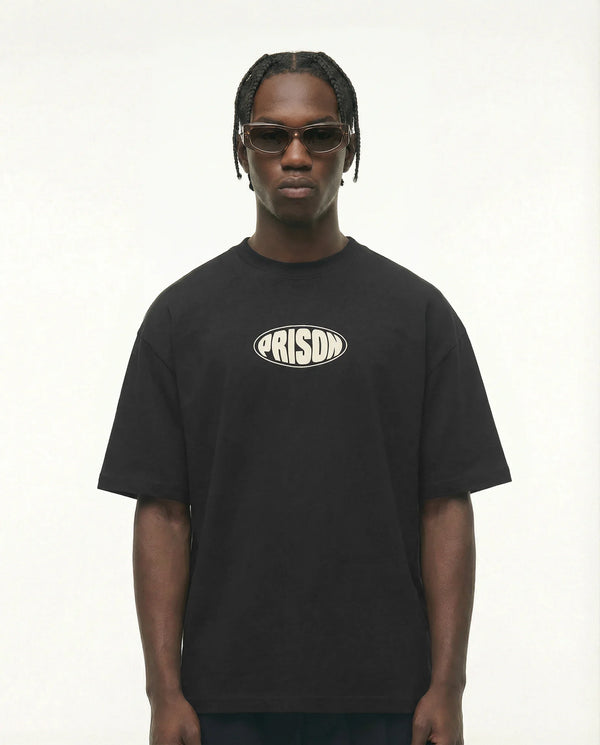 Camiseta oversized Oval Mark preta PRISON® no modelo vista frontal