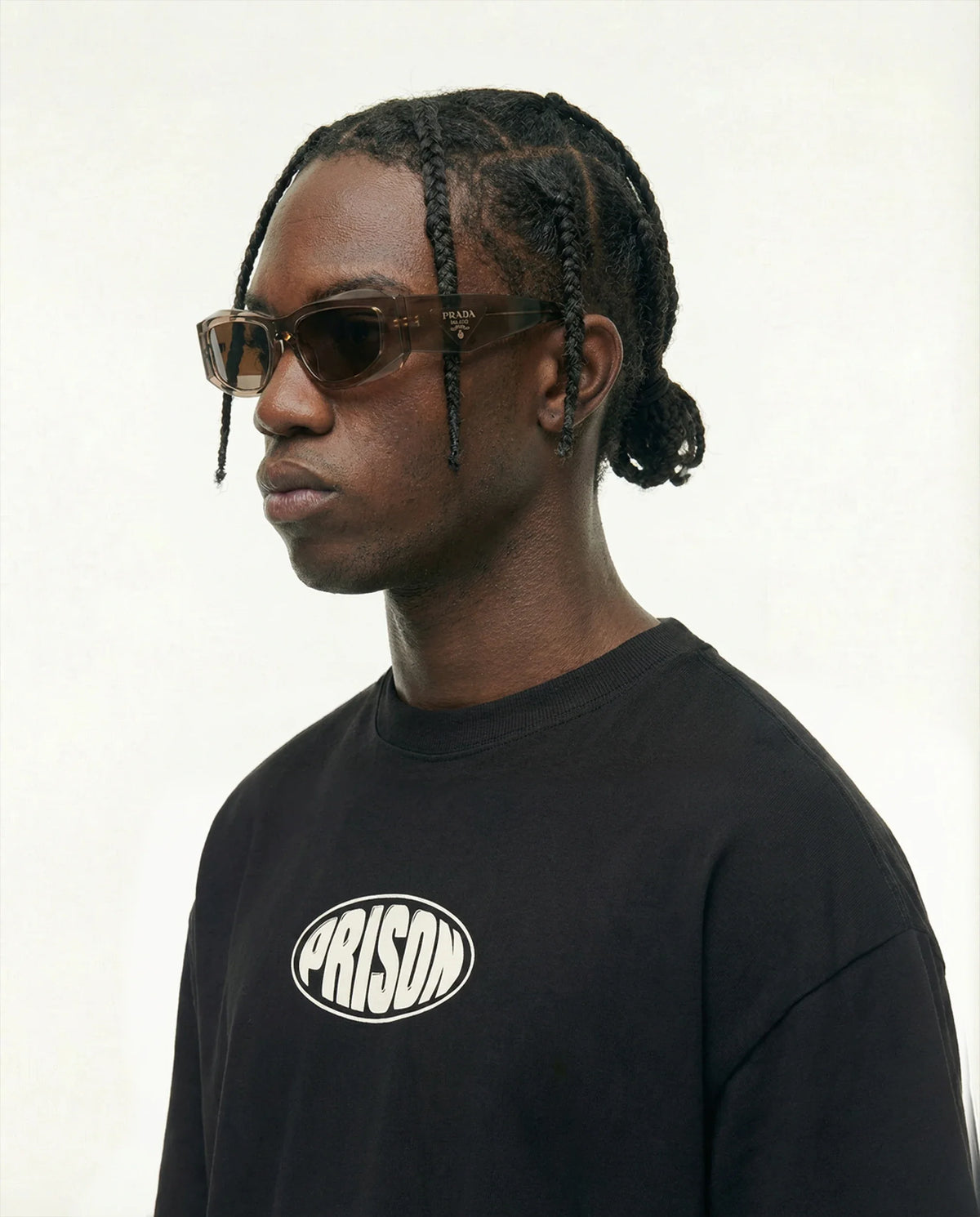 Camiseta oversized Oval Mark preta PRISON® no modelo vista lateral