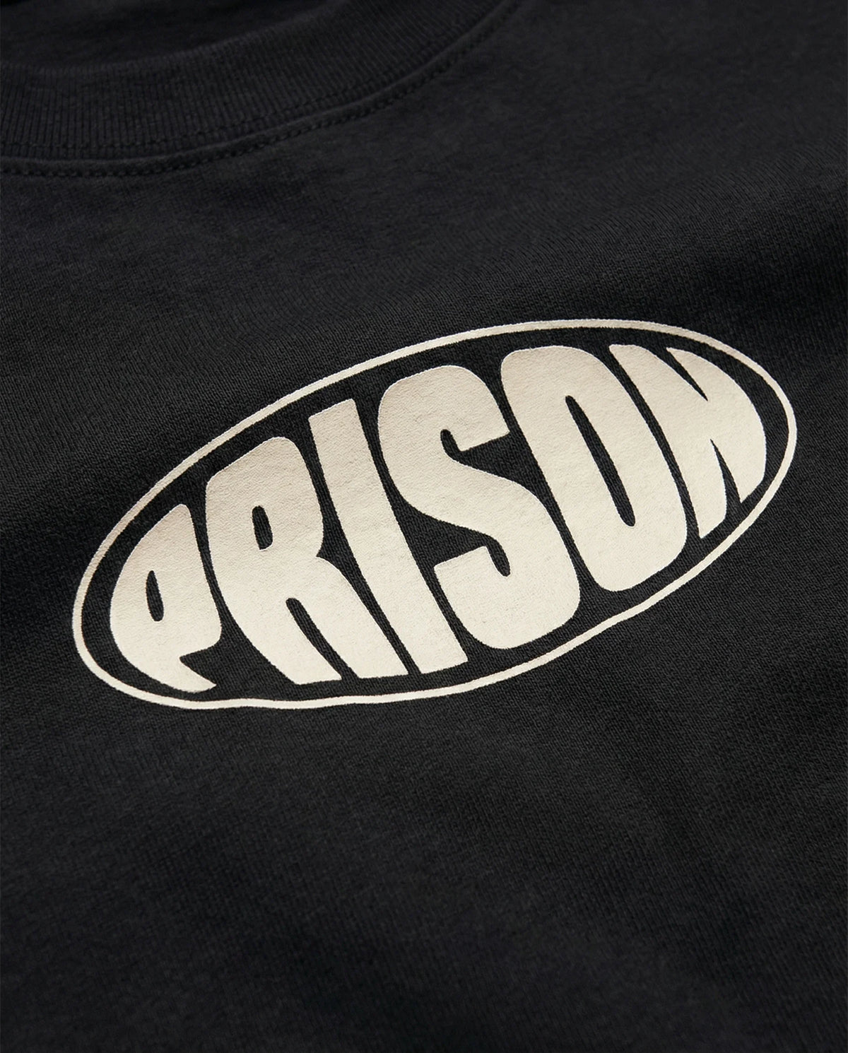 Camiseta oversized Oval Mark preta PRISON® detalhe da estampa