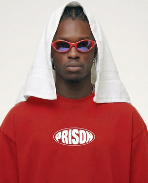 Camiseta oversized Oval Mark vermelha PRISON® detalhe no modelo