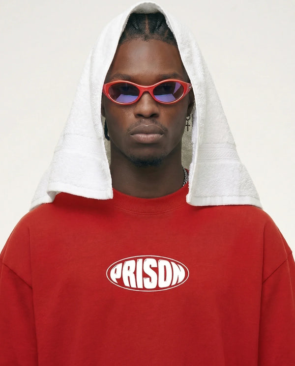 Camiseta oversized Oval Mark vermelha PRISON® detalhe no modelo