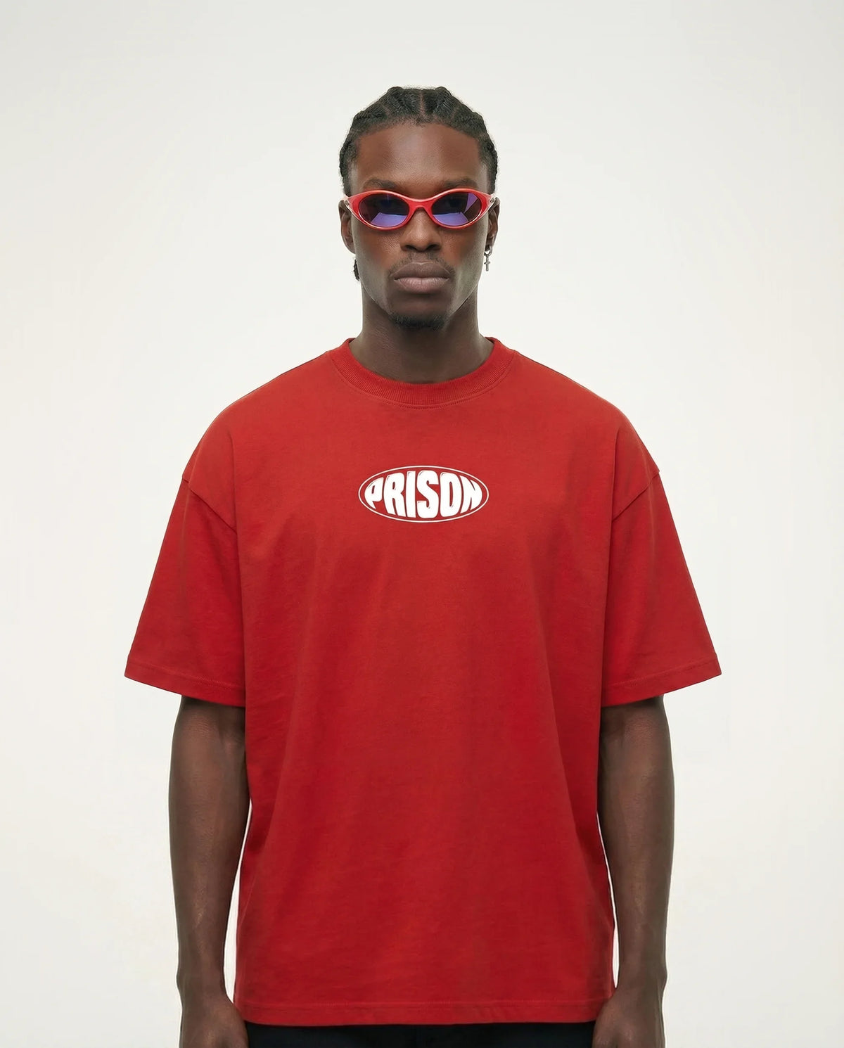 Camiseta oversized Oval Mark vermelha PRISON® no modelo vista frontal