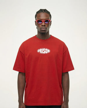 Camiseta oversized Oval Mark vermelha PRISON® no modelo vista frontal