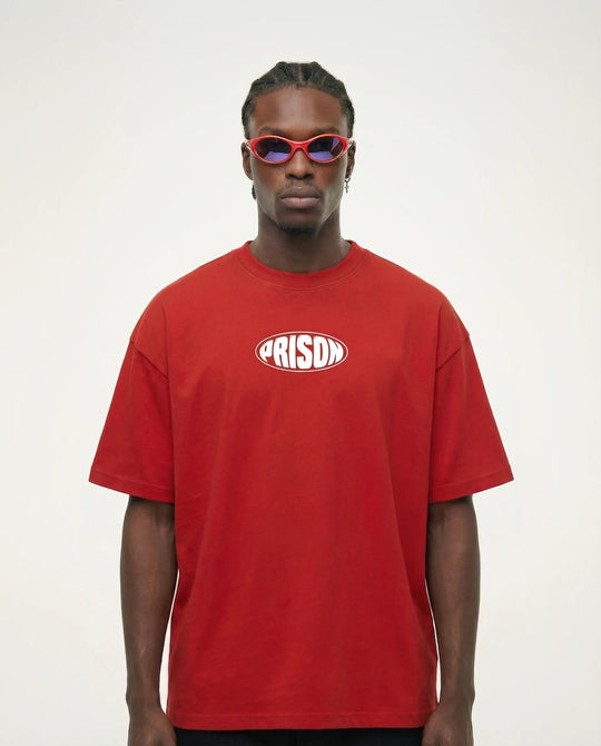 Camiseta oversized Oval Mark vermelha PRISON® no modelo vista frontal