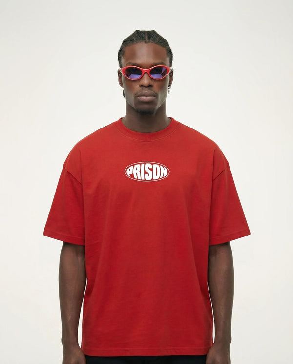 Camiseta oversized Oval Mark vermelha PRISON® no modelo vista frontal