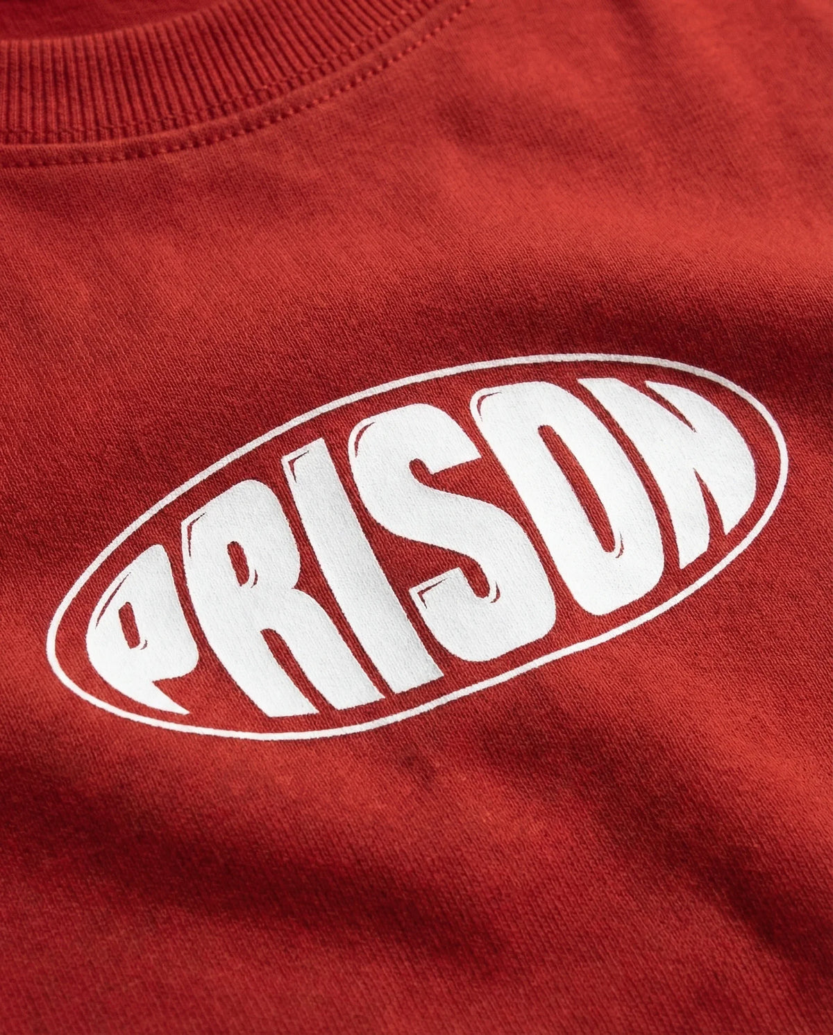 Camiseta oversized Oval Mark vermelha PRISON® detalhe da estampa