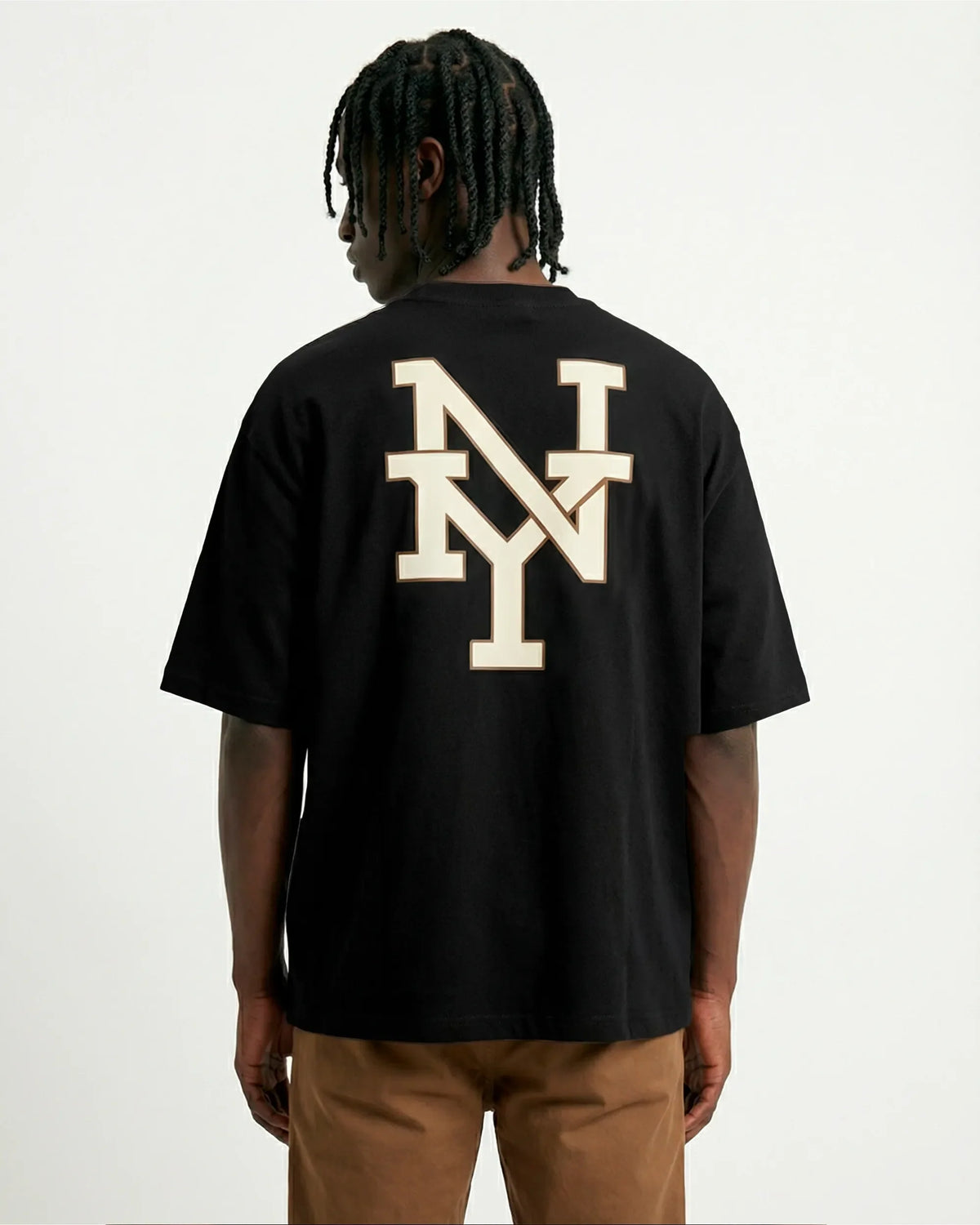 Camiseta oversized New York Varsity preta PRISON® no modelo vista das costas
