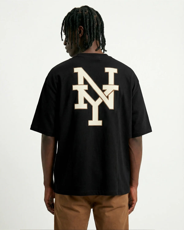 Camiseta oversized New York Varsity preta PRISON® no modelo vista das costas