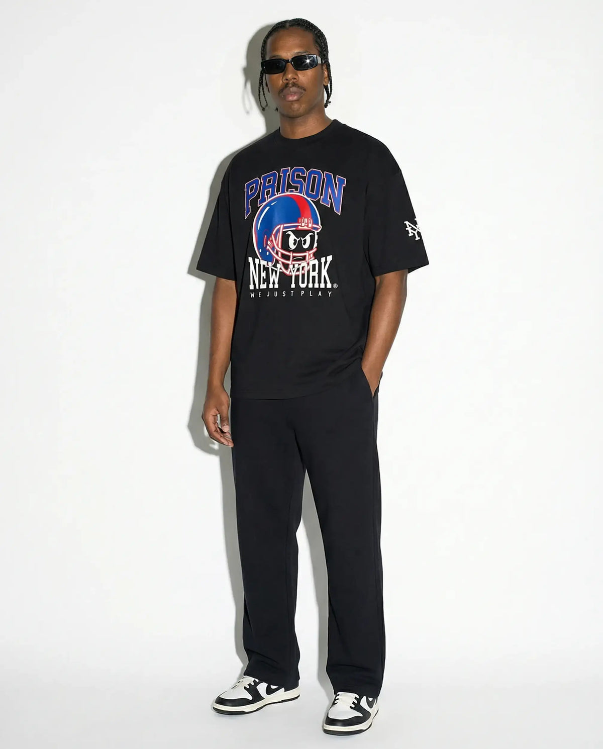 Camiseta oversized NY Kickoff Football preta PRISON® no modelo corpo inteiro