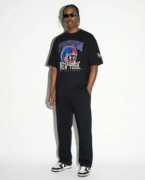 Camiseta oversized NY Kickoff Football preta PRISON® no modelo corpo inteiro