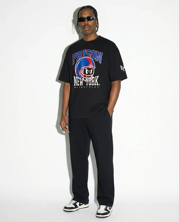 Camiseta oversized NY Kickoff Football preta PRISON® no modelo corpo inteiro