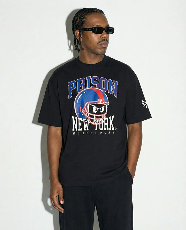 Camiseta oversized NY Kickoff Football preta PRISON® look completo no modelo