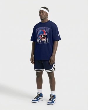 Camiseta oversized NY Kickoff Capacete azul-marinho PRISON® no modelo corpo inteiro
