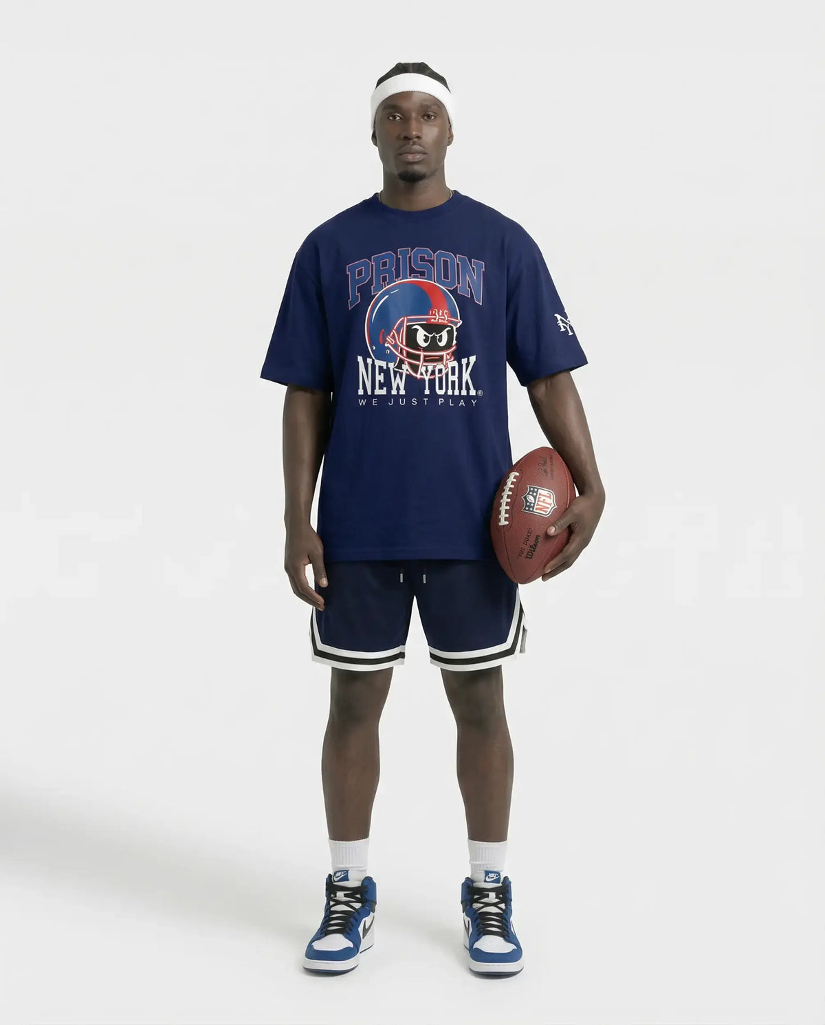 Camiseta oversized NY Kickoff Capacete azul-marinho PRISON® look completo no modelo