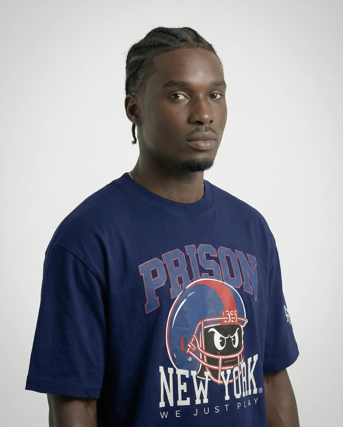 Camiseta oversized NY Kickoff Capacete azul-marinho PRISON® retrato no modelo