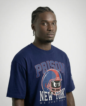 Camiseta oversized NY Kickoff Capacete azul-marinho PRISON® retrato no modelo