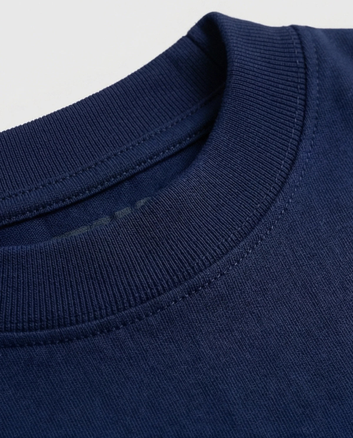 Camiseta oversized NY Kickoff Capacete azul-marinho PRISON® detalhe da gola