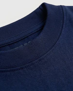 Camiseta oversized NY Kickoff Capacete azul-marinho PRISON® detalhe da gola