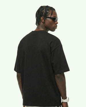 Camiseta oversized New York Essentials preta PRISON® no modelo vista das costas