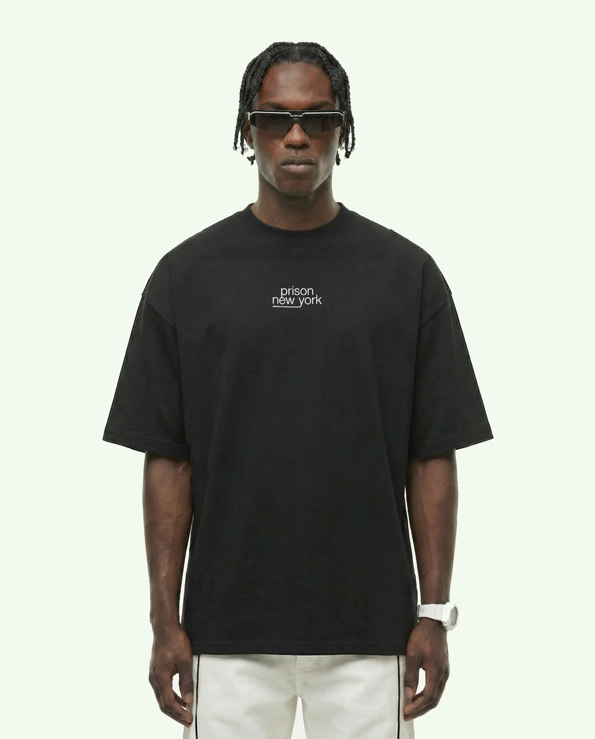 Camiseta oversized New York Essentials preta PRISON® no modelo vista frontal