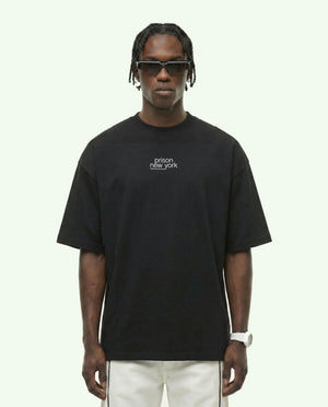 Camiseta oversized New York Essentials preta PRISON® no modelo vista frontal