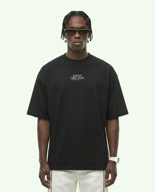 Camiseta oversized New York Essentials preta PRISON® no modelo vista frontal