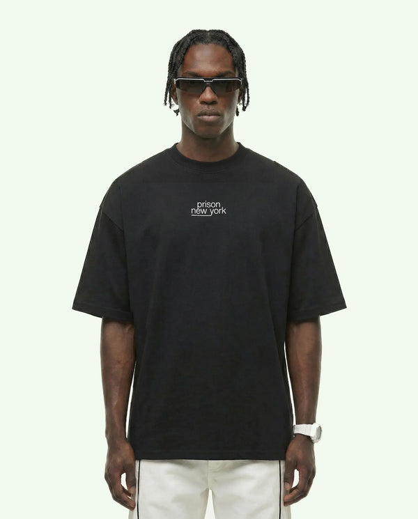 Camiseta oversized New York Essentials preta PRISON® no modelo vista frontal