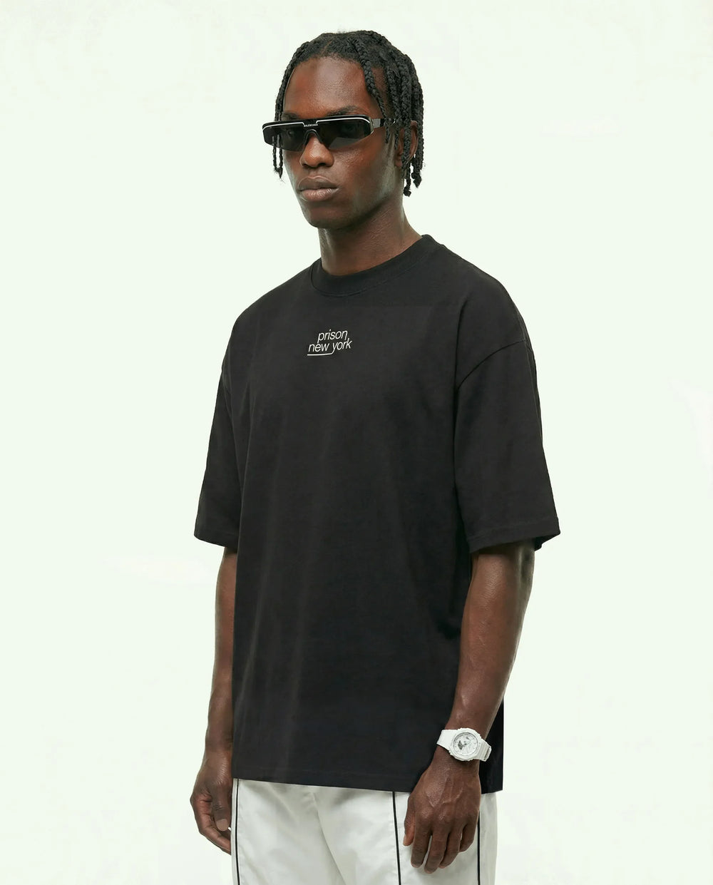 Camiseta oversized New York Essentials preta PRISON® no modelo vista frontal