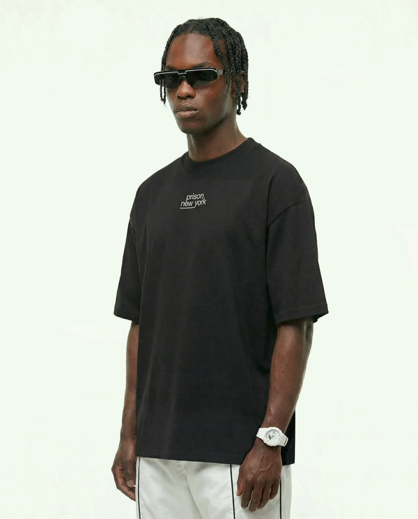 Camiseta oversized New York Essentials preta PRISON® no modelo