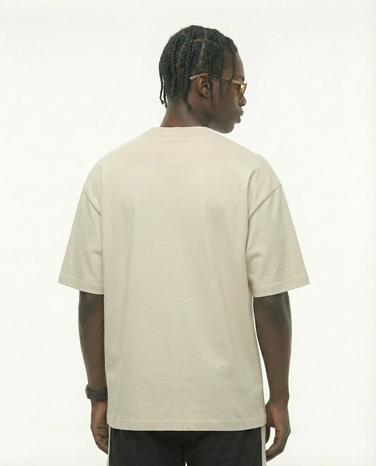 Camiseta oversized New York Script off-white PRISON® no modelo vista das costas