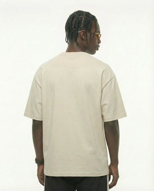Camiseta oversized New York Script off-white PRISON® no modelo vista das costas