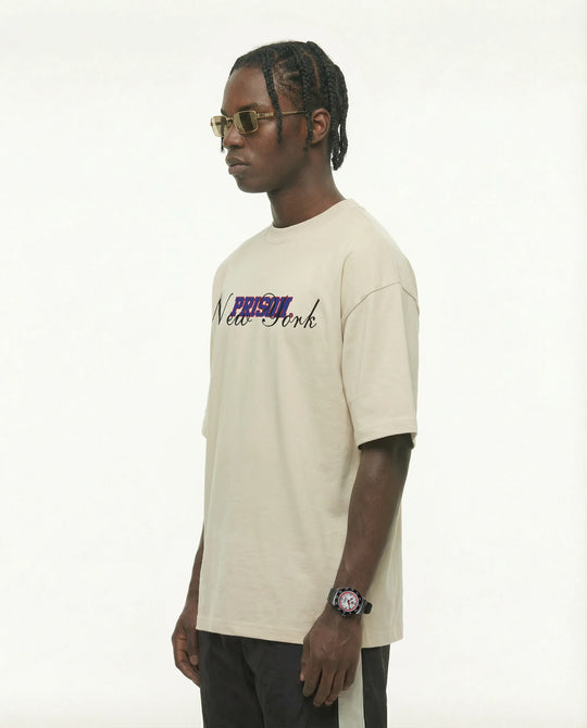 Camiseta oversized New York Script off-white PRISON® vista frontal