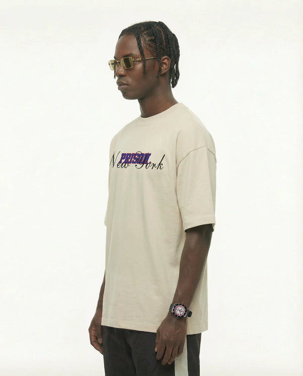 Camiseta oversized New York Script off-white PRISON® no modelo vista lateral