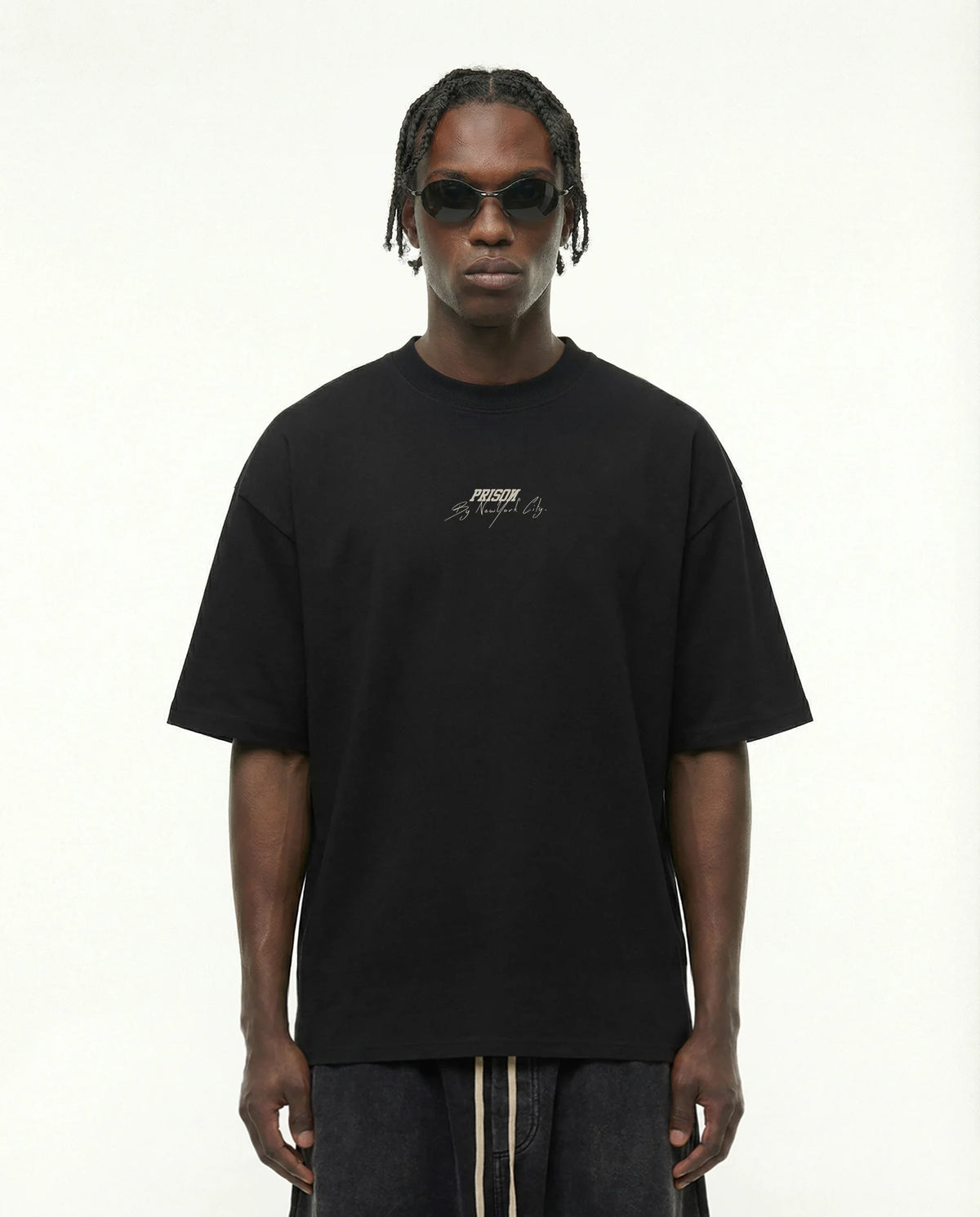 Camiseta oversized New York Signature preta PRISON® no modelo vista frontal