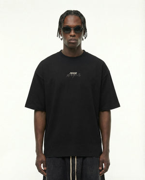 Camiseta oversized New York Signature preta PRISON® no modelo vista frontal