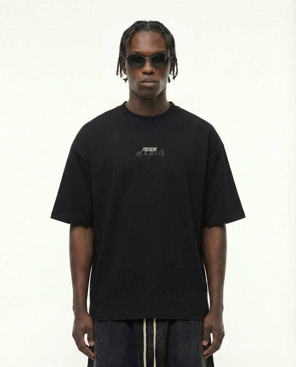 Camiseta oversized New York Signature preta PRISON® no modelo vista frontal