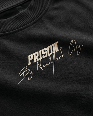 Camiseta oversized New York Signature preta PRISON® detalhe da estampa