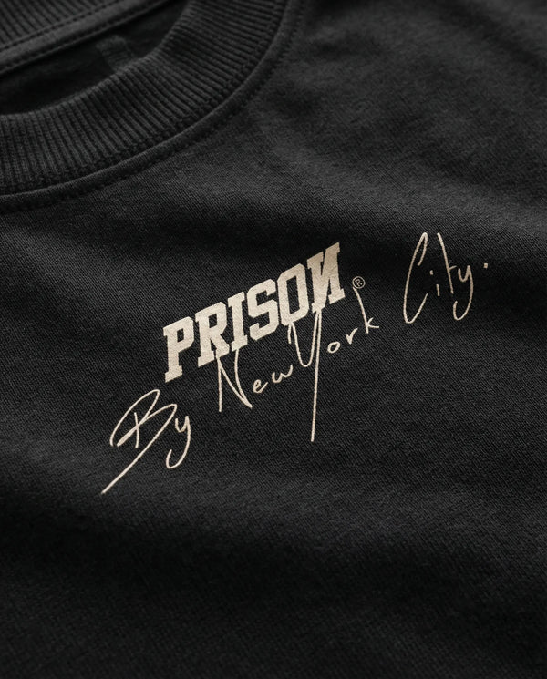 Camiseta oversized New York Signature preta PRISON® detalhe da estampa
