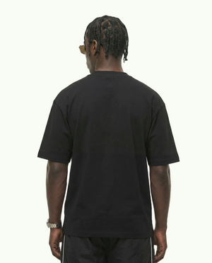 Camiseta oversized New York Skyline Glow preta PRISON® no modelo vista das costas
