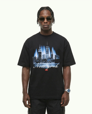 Camiseta oversized New York Skyline Glow preta PRISON® no modelo vista frontal