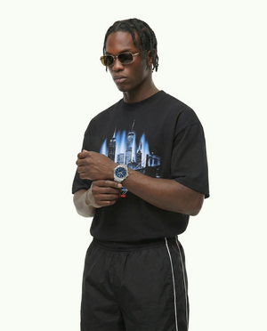 Camiseta oversized New York Skyline Glow preta PRISON® no modelo vista lateral