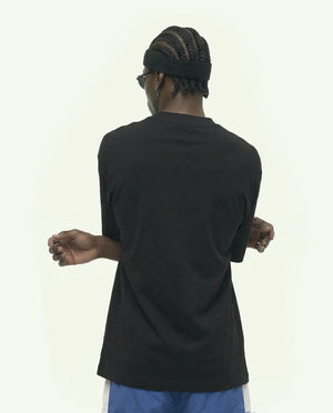 Camiseta oversized NYC Skyline Postcard preta PRISON® no modelo vista das costas