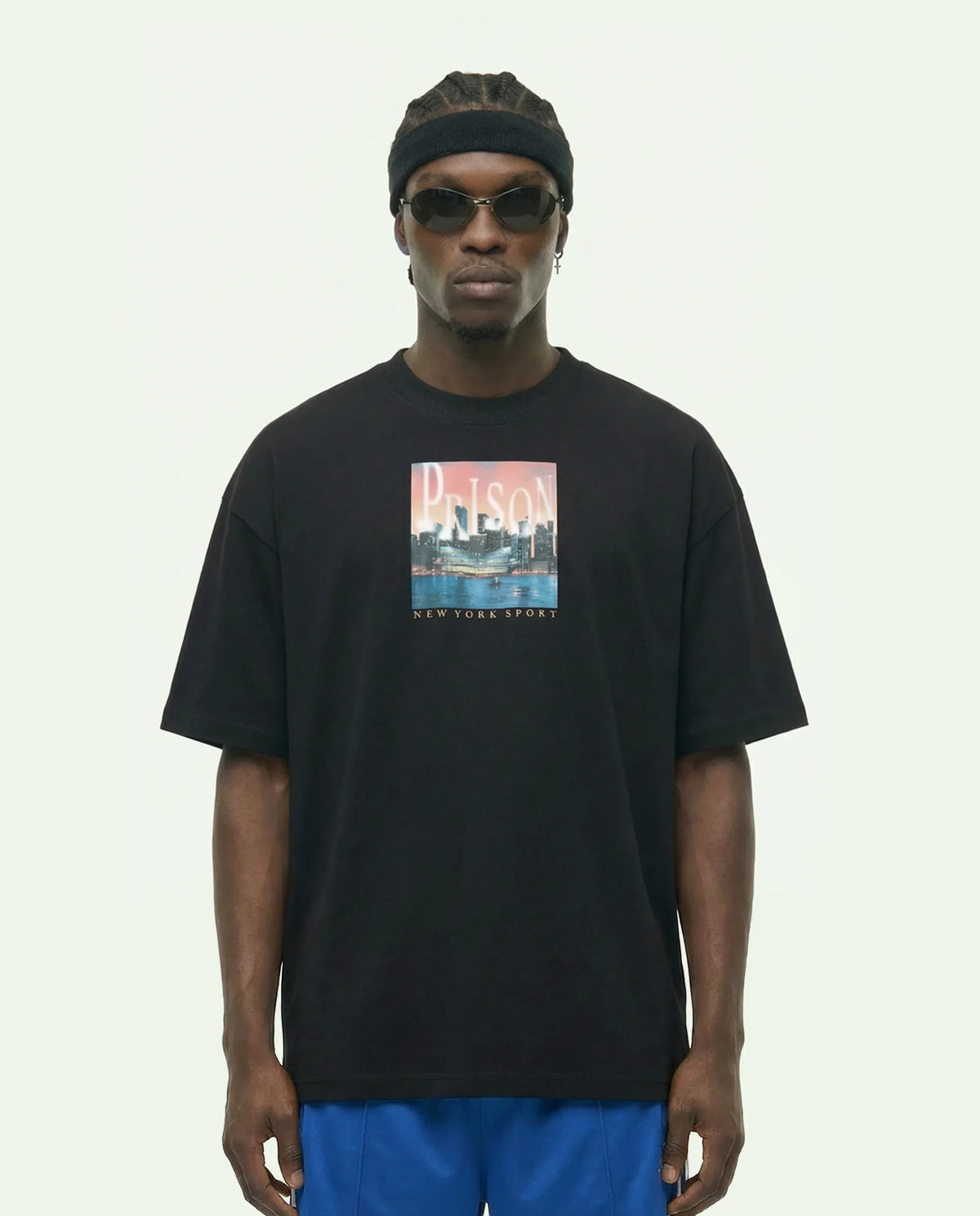 Camiseta oversized NYC Skyline Postcard preta PRISON® no modelo vista frontal