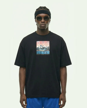 Camiseta oversized NYC Skyline Postcard preta PRISON® no modelo vista frontal