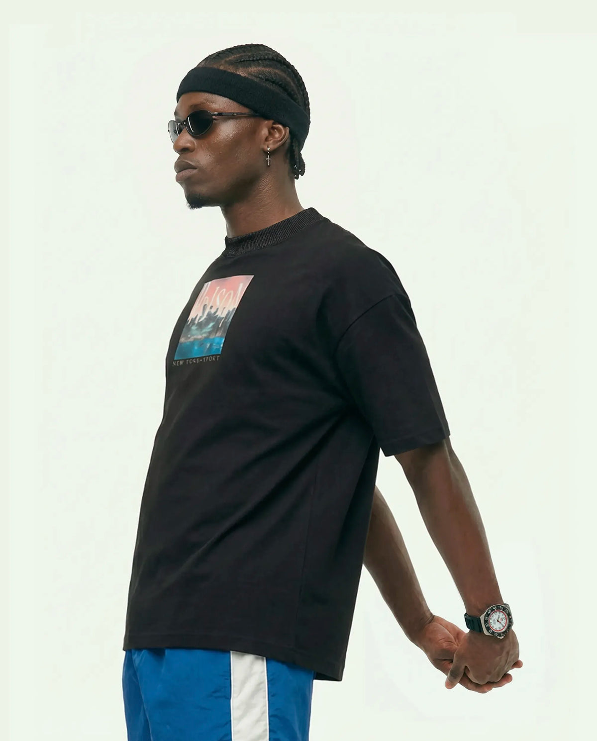 Camiseta oversized NYC Skyline Postcard preta PRISON® no modelo vista lateral